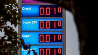 Montage: Eine Preistafel einer Tankstelle zeigt bei Benzin, Diesel und co den Preis von einem Cent pro Liter an.