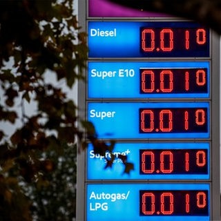 Montage: Eine Preistafel einer Tankstelle zeigt bei Benzin, Diesel und co den Preis von einem Cent pro Liter an.