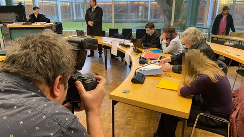 Angeklagte Lehrerinnen vor Gericht im Prozess um den tödlichen Unfall im Schwimmunterricht
