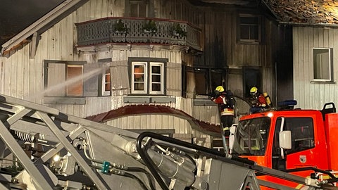 Das Mehrfamilienhaus ist durch das Feuer schwer beschädigt und nicht mehr bewohnbar.