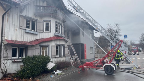 Am Samstagmorgen ist die Feuerwehr mit Nachlöscharbeiten beschäftigt.