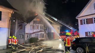 Die Feuerwehren setzten auch zwei Drehleiterin zur Brandbekämpfung ein.