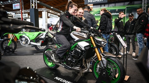 Eine Frau sitzt auf einem Motorrad bei der Messe "Motorradweld Bodensee"