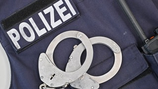 Nach Messerangriff in Konstanz: Handschellen der Polizei