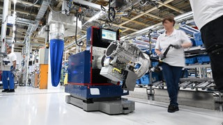 Eine Mitarbeiterin bei ZF in der Montagehalle.