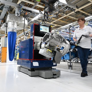Eine Mitarbeiterin bei ZF in der Montagehalle.