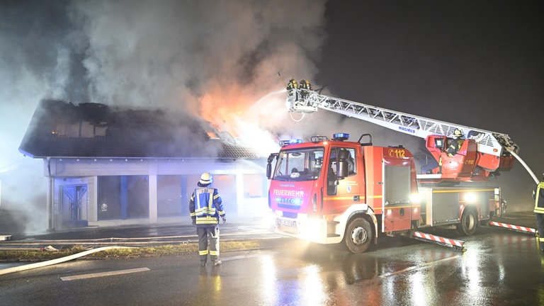 Brand in Motorradwerkstatt in Maselheim: Die Feuerwehr löscht den Brand