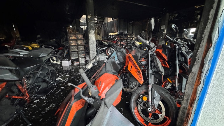 Brand in Motorradwerkstatt in Maselheim: 300 Motorräder beschädigt