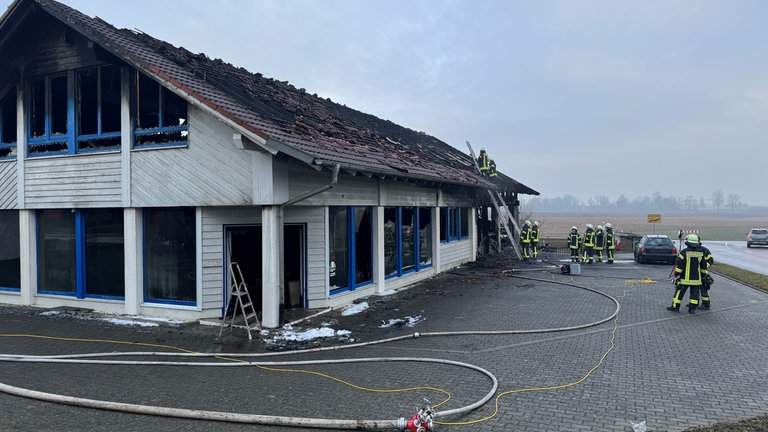 Die Feuerwehr löschte bis zum frühen Morgen.