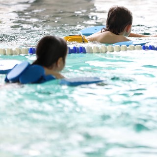 Kinder beim Schwimmenlernen