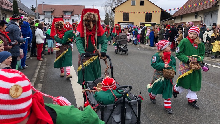 Närrisches Treiben am Wahlsonntag in Bad Waldsees Ortsteil Reute-Gaisbeuren.