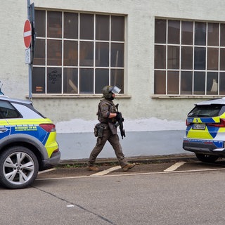 Die Polizei und Spezielkräfte im Einsatz im Konstanzer Stadtteil Paradies. Dort wurde eine mögliche Bedrohungslage gemeldet. 