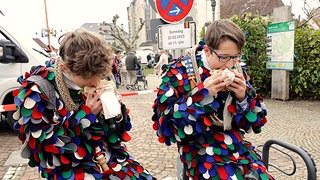 Markdorfer Narren essen ihre Fastnachts-Kutteln im Döner
