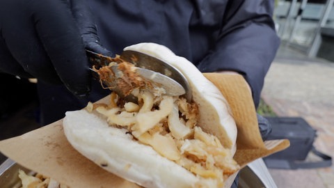 Markdorfer Narren essen ihre Fastnachts-Kutteln im Döner