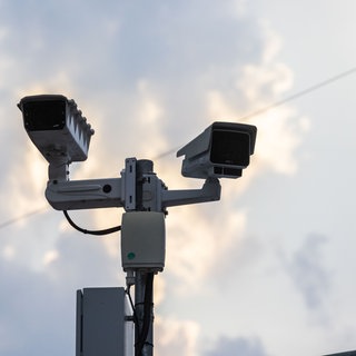Zwei Überwachungskameras sind auf einer Litfaßsäule montiert. Auch auf dem Bahnhof Ravensburg soll es künfti eine Videoüberwachung geben.