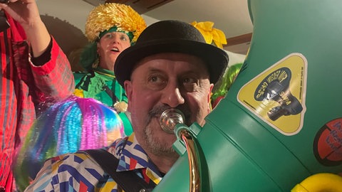 Und die Tuba bläst der Wolfgang Burkart.