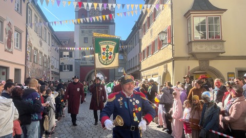 Rosenmontag in Wangen im Allgäu: Die Narren ziehen durch die Straßen