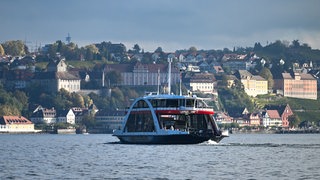 Die Autofähre "Richmond" fährt von Konstanz nach Meersburg über den Bodensee. 