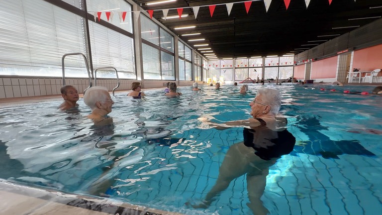 Besonders für Familien, Vereine und den Schwimmunterricht der Schulen spielt das Hallenbad in Kressbronn eine zentrale Rolle.