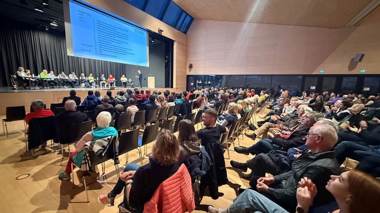Podiumsdiskussion bringt neuen Schwung in die Debatte um das Hallenbad Kressbronn.