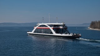 Die Gas-Autofähre "Richmond" auf dem Bodensee zwischen Konstanz und Meersburg