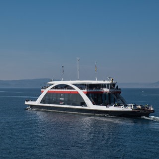 Die Gas-Autofähre "Richmond" auf dem Bodensee zwischen Konstanz und Meersburg