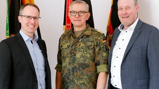 Ein Vertreter von Bundeswehr und zwei der IHK bei der Besprechung zur Koordinierungsstelle "Gesamtverteidigung". 