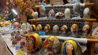 Bunte Ostereier in verschiedenen Designs auf einer Ausstellung beim Ostereiermarkt Wangen.