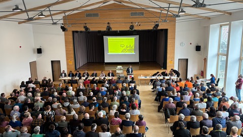 Vollbesetzte Gemeindehalle in Hochdorf bei der Infoveranstaltung zu den Brückensanierungen