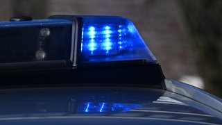 Blaulicht der Polizei (Symbolbild). Die Polizei war im Einsatz, als in Horgenzell ein Pkw acht Jugendliche nur knapp verfehlte.