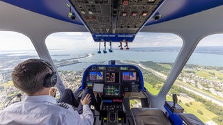 Die Zeppeline NT starten in die Flugsaison 2025 mit Passagieren über dem Bodensee, hier die Bregenzer Bucht und der Rheindamm.
