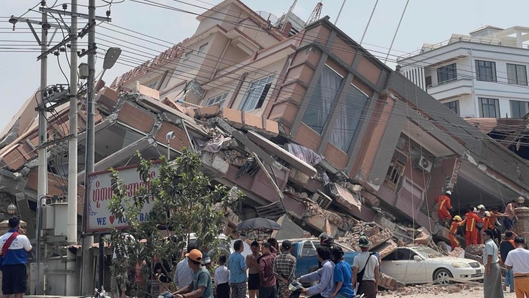 Fotos von den Zerstörungen des Erdbebens in Myanmar, die Oliver Esser an Fröhles weitergeleitet hat.