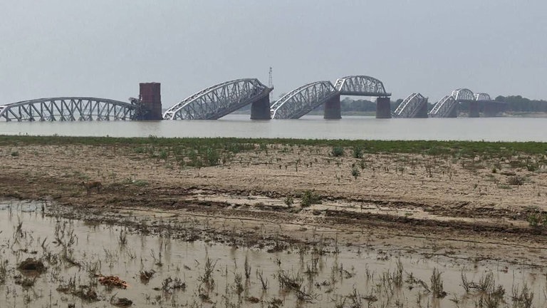 Fotos von den Zerstörungen des Erdbebens in Myanmar, die Oliver Esser an Fröhles weitergeleitet hat.