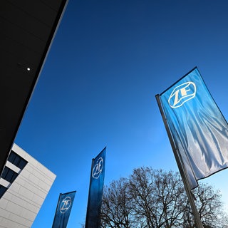 Fahnen mit dem Logo der ZF Friedrichshafen wehen vor dem Forum der ZF Friedrichshafen.