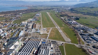 Flughafen Altenrhein am Bodensee (Luftaufnahme), die Sanierung der Landebahn wird verschoben.