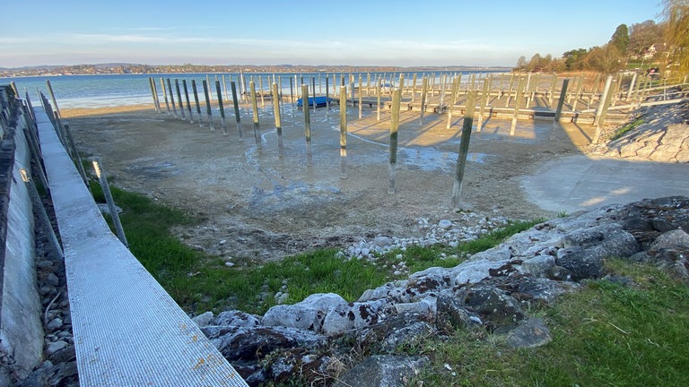 Extremes Niedrigwasser herrscht Anfang April 2025 in den Häfen am Untersee.