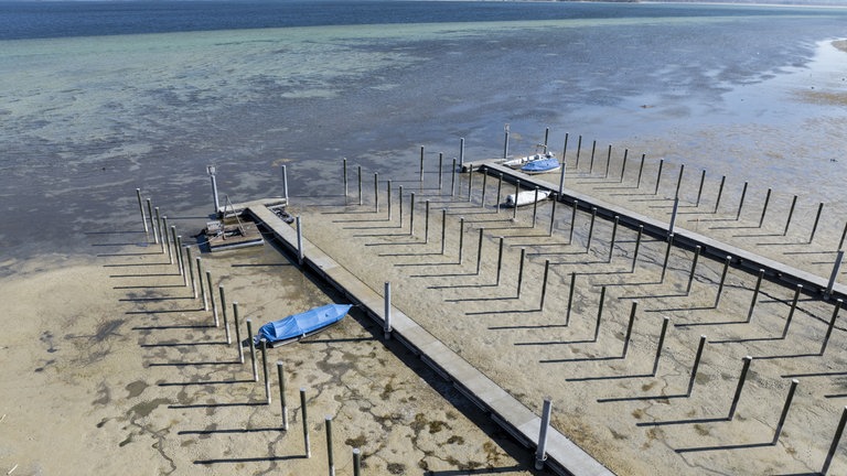 Gestrandete Schiffe liegen am Untersee. Im westlichen Teil des Bodensees ist der Wasserstand wegen anhaltender Trockenheit extrem niedrig.