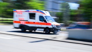 Ein Säugling ist in einem Linienbus in Wangen im Allgäu (Kreis Ravensburg) schwer verletzt worden.