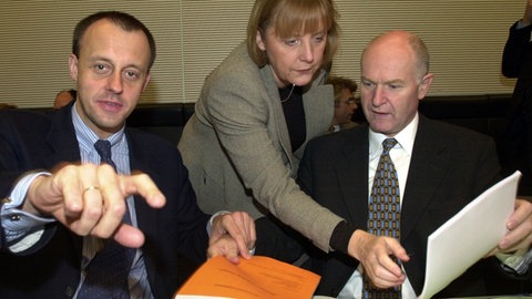 Der CDUCSU-Fraktionsvorsitzende Friedrich Merz, die CDU-Vorsitzende Angela Merkel und der Parlamentarische Geschäftsführer der CDUCSU-Bundestagsfraktion, Hans-Peter Repnik (v.l.), unterhalten sich im Berliner Reichstagsgebäude. 