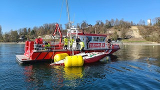 Ein Segelboot in einem Bojenfeld vor Konstanz hatte sich im Sturm losgerissen und wurde von der Feuerwehr aufwendig geborgen. 