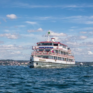 Das Ausflugsschiff MS Schwaben der Bodensee Schiffsbetriebe unterwegs auf dem Bodensee.