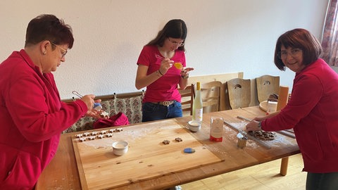 Drei Landfrauen backen Zimtsterne.