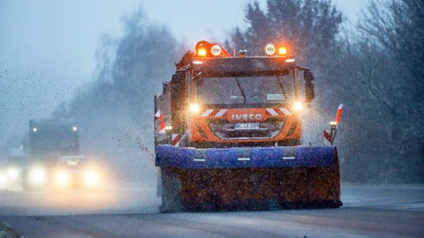 Ein Räumfahrzeug des Winterdienst ist auf der B311 im Schneefall unterwegs.
