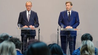 CDU-Chef Friedrich Merz und der SPD-Vorsitzende Lars Klingbeil bei der Pressekonferenz zum neuen Koalitionsvertrag in Berlin