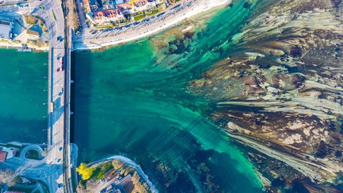 Eine Luftaufnahme zeigt den Bodensee mit niedrigem Pegel. Durch das wenige Wasser ist der Grund deutlich sichtbar. 