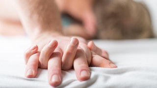Hände eines Liebespaares (Symbolfoto).