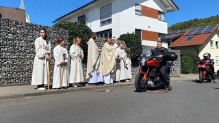 Bei der Motorradsegnung in Laimnau im Bodenseekreis haben sich am Ostermontag hunderte Bikerinnen und Biker den Segen für die Motorradsaison geholt.