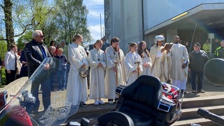 Bei der Motorradsegnung in Laimnau im Bodenseekreis haben sich am Ostermontag hunderte Bikerinnen und Biker den Segen für die Motorradsaison geholt.
