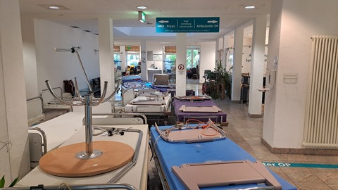 Krankenhausbetten und andere Möbel stehen im ehemaligen Krankenhaus in Radolfzell bereit für den Transport in die Ukraine
