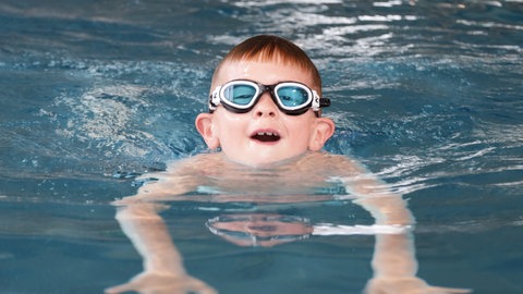 Wasser ist sein Element - der sechsjährige Lenny Richrath aus Bihlafingen im Schwimmbecken